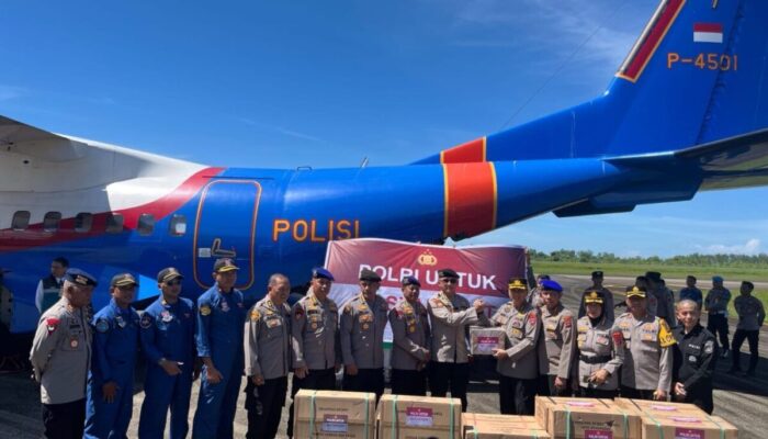 Pesawat CN-295 Ditpolairud Polri Mendarat di BIM, Bawa Bantuan 2,5 Ton Logistik untuk Korban Bencana Sumbar