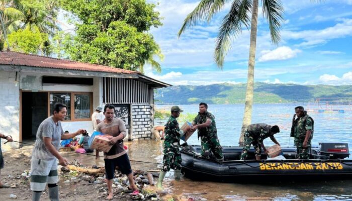Akses Darat Lumpuh, Kodam XX/TIB Kirim Logistik via Danau Singkarak ke Korban Banjir
