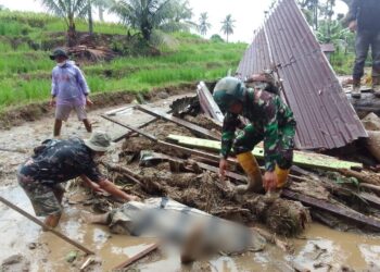 Sosok Bhabinsa Salareh Aia Jadi Sandaran Warga di Tengah Musibah Galodo