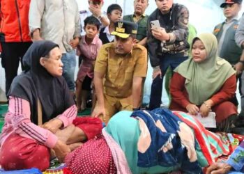 Wagub Sumbar Salurkan Bantuan untuk Korban Banjir di Ulakan