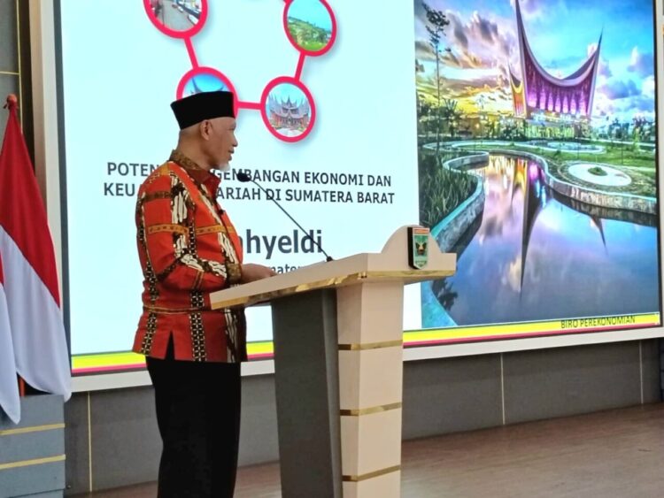 Gubernur Sumbar, Mahyeldi Ansharullah memberikan sambutan pada Rapat Koordinasi Pengembangan Ekonomi dan Keuangan Syariah Sumatera Barat Tahun 2025 di Auditorium Gubernuran, Kamis (13/11). IST