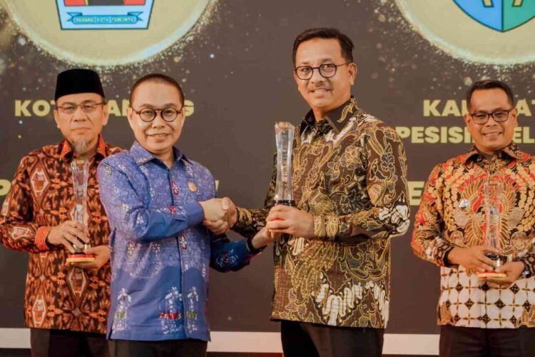 Bupati Solok Selatan secara simbolis menerima piagam penghargaan peringkat 3 terbaik keterbukaan informasi publik. IST