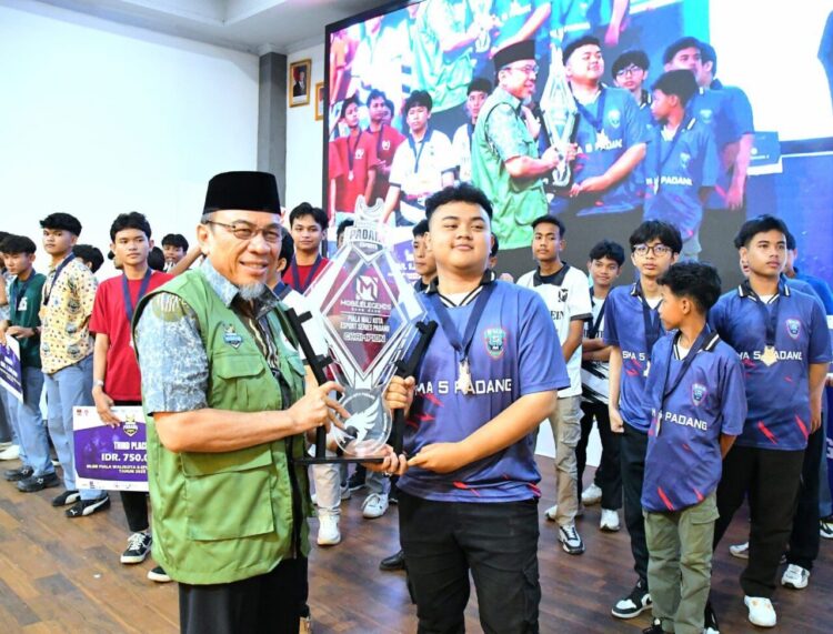 Wawako Maigus Nasir menutup secara resmi Piala Wali Kota Esports Series 2 Tahun 2025 di Gedung Bagindo Aziz Chan Youth Center, Sabtu (1/11) kemarin. IST