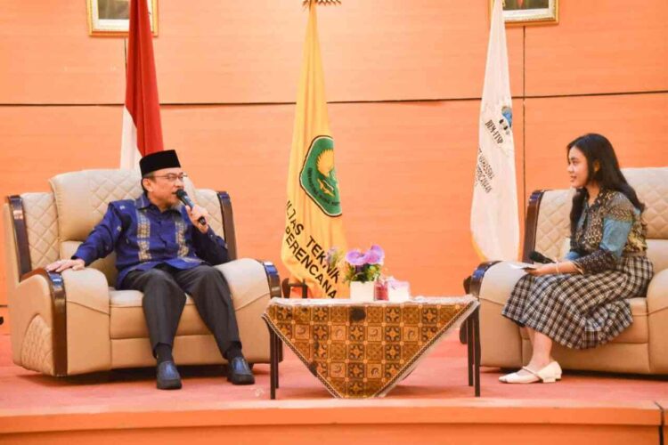 Wawako Padang, Maigus Nasir, menjadi pemateri pada LKMM-TD di Convention Hall Kampus I Proklamator Universitas Bung Hatta, Sabtu (22/11) kemarin. IST