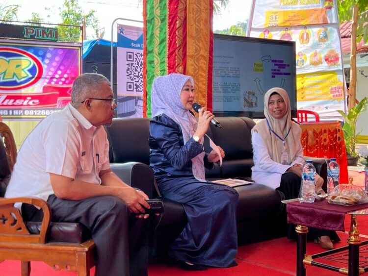 Bunda Literasi Kabupaten Pesisir Selatan (Pessel), Lisda Hendrajoni, menegaskan pentingnya peran keluarga sebagai pondasi utama dalam membangun budaya literasi sejak dini. IST