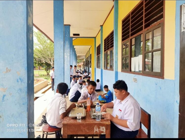 Anak anak SMPN 3 Koto Baru penerima manfaat MBG sedang menikmatinya.Maryadi