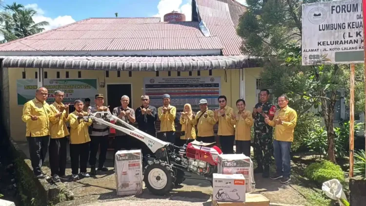PT Semen Padang menyerahkan bantuan peralatan pertanian dan modal usaha kepada masyarakat di Kelurahan Koto Lalang, Kecamatan Lubuk Kilangan, Kota Padang. IST