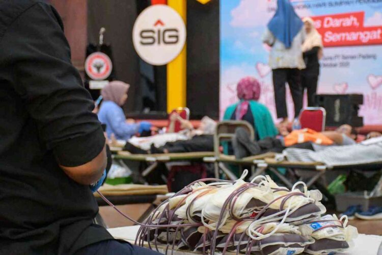 PT Semen Padang kembali menunjukkan komitmennya terhadap kemanusiaan dan kepedulian sosial melalui kegiatan donor darah bertajuk “Setetes Darah, Sejuta Semangat” yang digelar di Gedung Serba Guna (GSG) Semen Padang, Selasa (28/10). IST