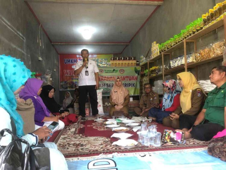 PT Semen Padang menyalurkan bantuan senilai Rp30 juta kepada Kelompok UMKM Seribu Keripik di Kelurahan Batu Gadang, Kecamatan Lubuk Kilangan, Kota Padang. IST