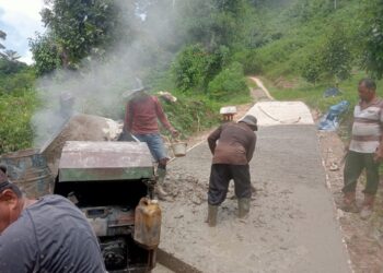 Gotong Royong di Puncak Labuang: Peladang dan PT Semen Padang Ubah Jalan Tanah Jadi Beton