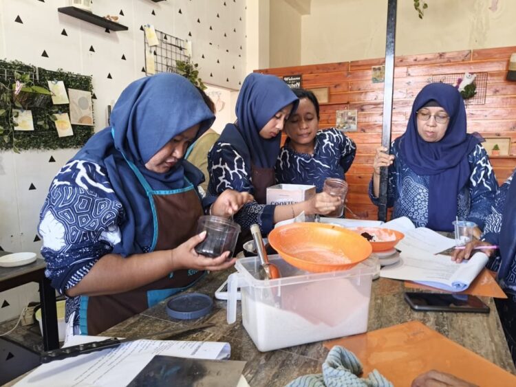 T Semen Padang kembali menunjukkan kepeduliannya melalui dukungan terhadap pelatihan tata boga bagi warga kurang mampu di sekitar Pelabuhan Teluk Bayur, Padang. IST