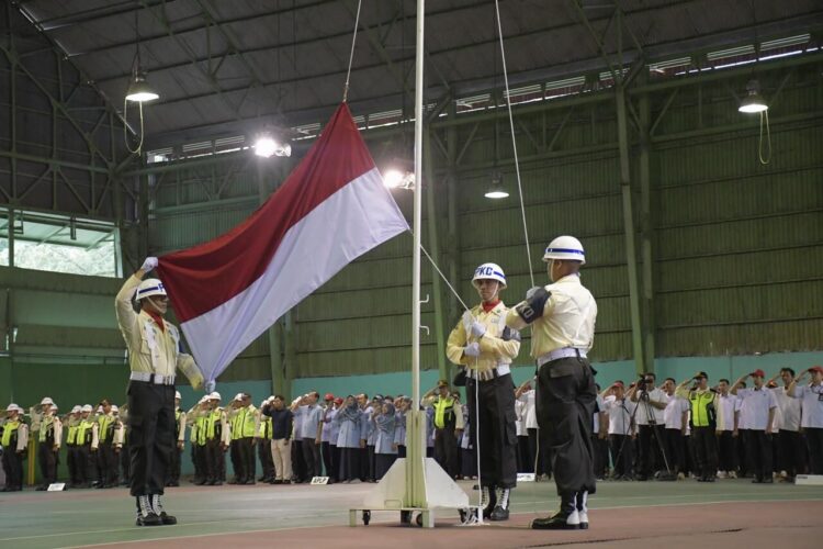 Dengan khidmat, upacara bertema “Pahlawanku Teladanku, Terus Bergerak, Melanjutkan Perjuangan” digelar di Lapangan Tenis Indoor PT Semen Padang, Senin (10/11). IST
