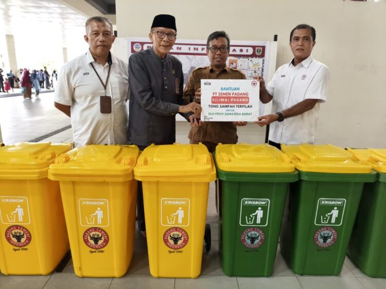 PT Semen Padang menyerahkan 16 unit tong sampah terpilah kepada SMP Semen Padang School dan Masjid Raya Syekh Ahmad Khatib Al-Minangkabawi, Selasa (11/11). IST