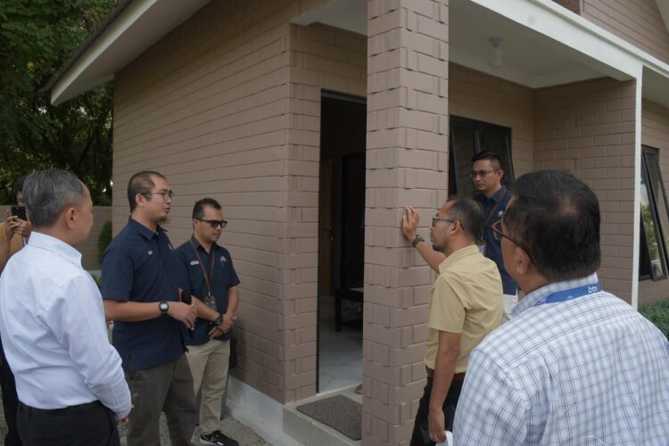 Badan Pembina Badan Usaha Milik Negara (BP BUMN) bersama Bank Tabungan Negara (BTN) mengunjungi PT Semen Padang untuk melihat langsung inovasi SEPABLOCK. IST