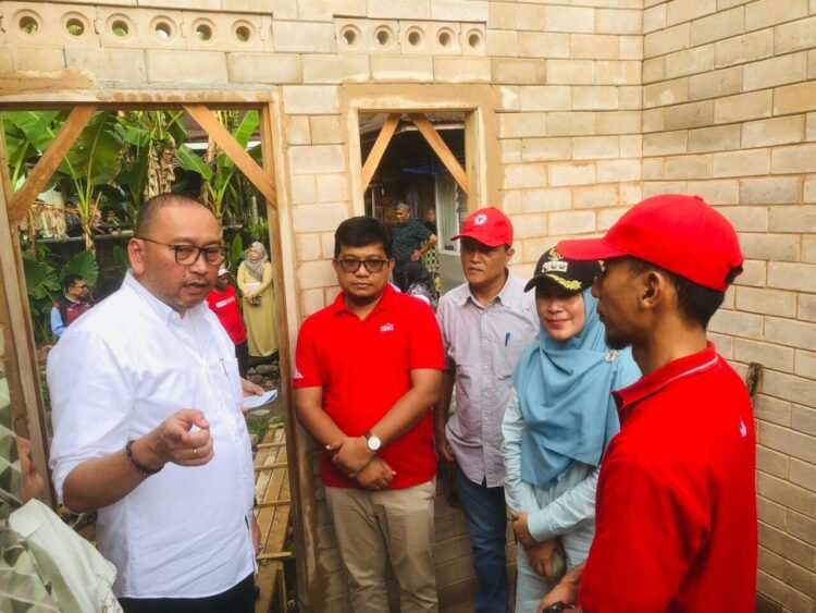 Pada Sabtu (15/11), Sekretaris Jenderal Kementerian Sosial, Robben Rico, meninjau langsung salah satu Rumah Sejahtera Terpadu (RST) bantuan PT Semen Padang di Kelurahan Limau Manis. IST