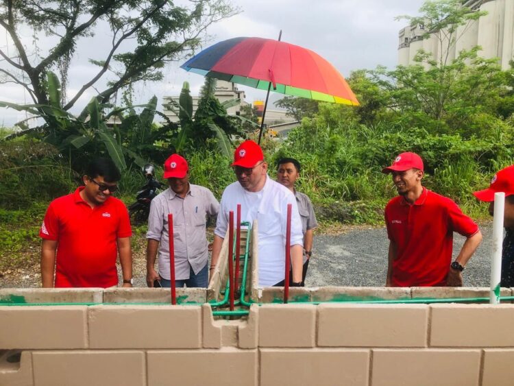 Sekretaris Jenderal Kementerian Sosial (Sekjen Kemensos) Robben Rico, mengaku kagum terhadap inovasi rumah contoh yang dibangun menggunakan Semen Padang Bata Interlock (SEPABLOCK) milik PT Semen Padang. IST