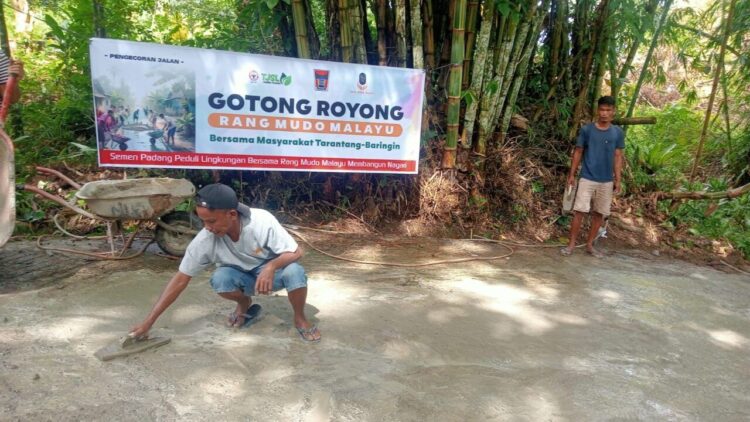 Semangat kebersamaan mewarnai aksi gotong royong warga Rimbo Gaek, Kelurahan Tarantang, Kecamatan Lubuk Kilangan, Kota Padang, Minggu (16/11). IST