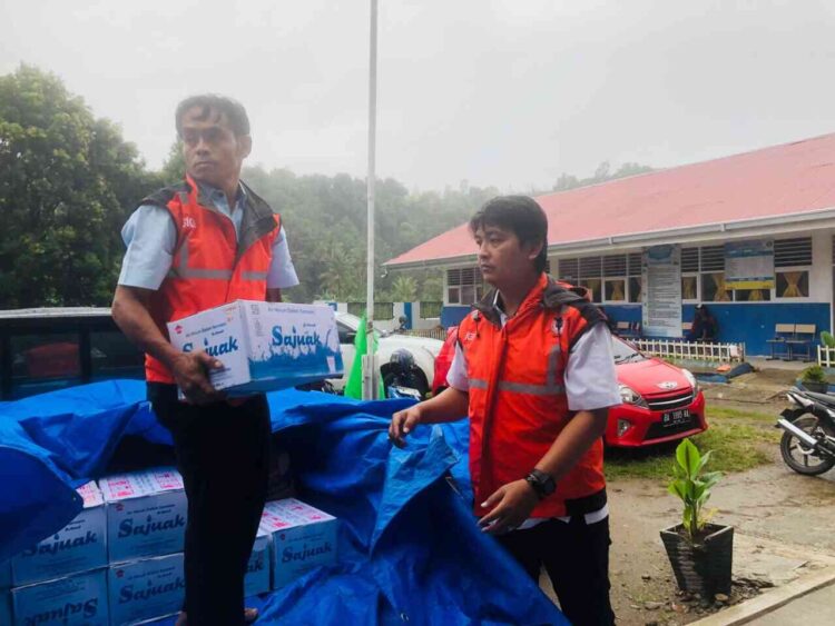 T Semen Padang kembali menyalurkan bantuan bagi warga terdampak banjir di Batu Busuak, Kelurahan Lambuang Bukik dan Kapalo Koto, Kecamatan Pauh, Kota Padang, Selasa (25/11). IST