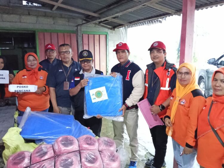 PT Semen Padang menyerahkan bantuan kepada korban angin puting beliung menerjang Kelurahan Batu Gadang, Kecamatan Lubuk Kilangan, Kota Padang, Rabu (26/11). IST