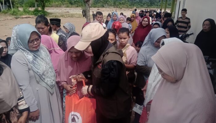 Lisda Hendrajoni Serahkan 300 Paket Sembako untuk Empat Nagari Terisolasi di Bayang Utara