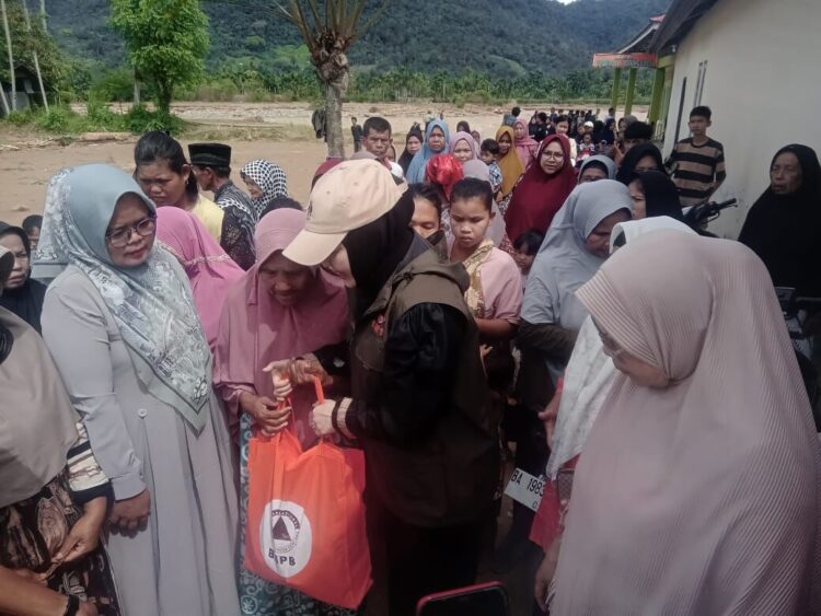 Anggota Komisi VIII DPR RI, Lisda Hendrajoni, turun langsung ke wilayah terdampak banjir di Kecamatan Bayang Utara, Minggu (30/11), untuk menyerahkan 300 paket sembako kepada masyarakat yang hingga kini masih terisolasi akibat akses jalan yang terputus. IST