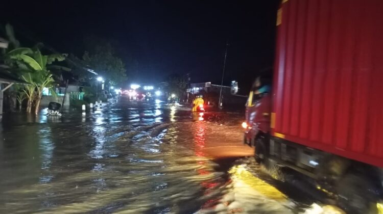 Banjir yang melanda Kecamatan Karanganyar, Pejagoan dan Adimulyo di Kabupaten Kebumen, Provinsi Jawa Tengah, Minggu (9/11) sumber foto BPBD Kabupaten Kebumen