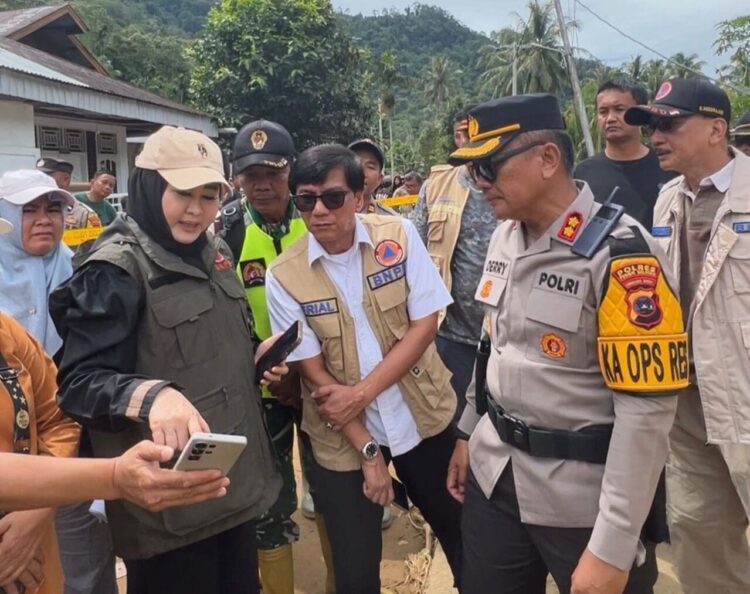 Lisda Hendrajoni sedang memperlihatkan kondisi bencana yang terjadi di Pesisir Selatan kepada pihak BNPB. IST