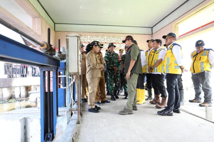 Kepala BNPB Letjen TNI Dr. Suharyanto S.Sos., M.M., (seragam tactical hijau) memberikan arahan kepada jajaran Pemerintah Kota Semarang saat meninjau rumah pompa Sringin, Kaligawe, Kota Semarang, Jawa Tengah, Senin (3/11).