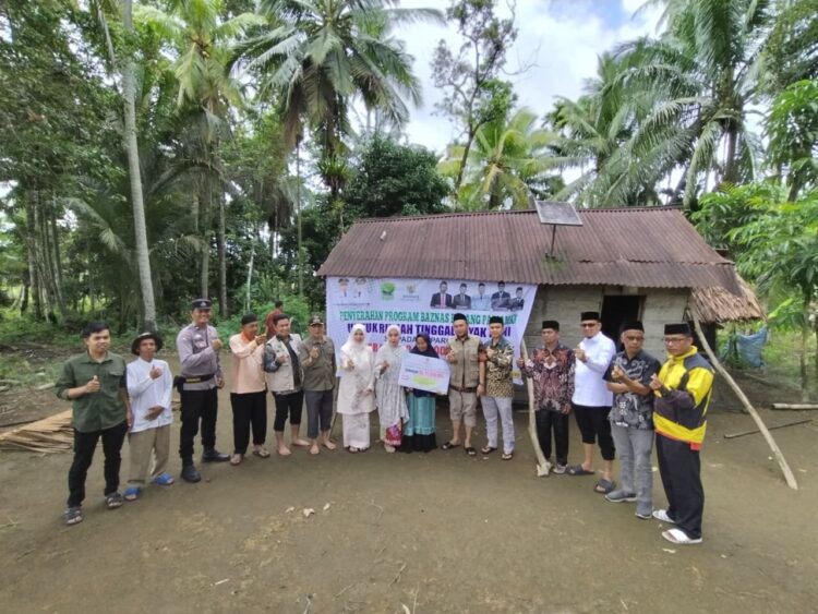 Pemerintah Kabupaten (Pemkab) Padang Pariaman melalui Badan Amil Zakat Nasional (Baznas) Padang Pariaman menyalurkan Bantuan Rumah Tinggal Layak Huni (RTLH) kepada Suarni, warga Talang Kuniang, Korong Sungai Ibur I, Nagari Sungai Sariak, Kecamatan VII Koto Kamis (6/11/2025). IST
