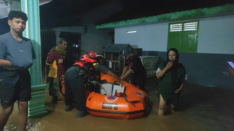 Personel BPBD Kabupatem Lumajang mendistribusikan bantuan pangan bagi warga terdampak banjir pada Jumat (31/10)
Foto: BPBD Kabupaten Lumajang