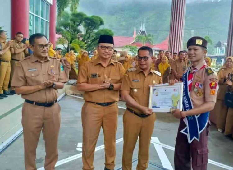 Wakil Bupati Pesisir Selatan (Pessel), Risnaldi Ibrahim, menyerahkan secara langsung penghargaan kepada Muhammad Sayyid Alsafari Kefsi, kontingen Kwarcab 0301 Pesisir Selatan yang berhasil meraih gelar Putra Raimuna Daerah VII Sumatera Barat (Sumbar). IST