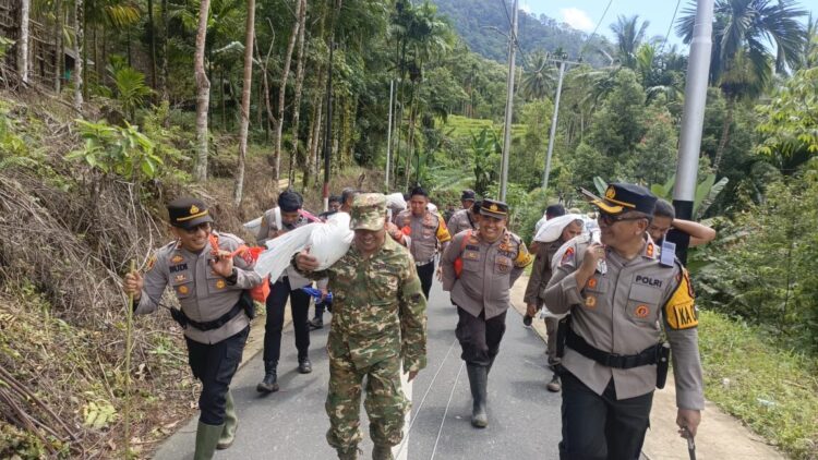 Wakil Bupati Pesisir Selatan, Risnaldi Ibrahim, bersama Kapolres Pessel AKBP Derry Indra, Danramil 06/Bayang, Kapolsek Bayang, Kasatpol PP dan Damkar Zulkifli, serta relawan, turun langsung menyalurkan bantuan kepada masyarakat terdampak banjir di Kecamatan IV Nagari Bayang Utara. IST