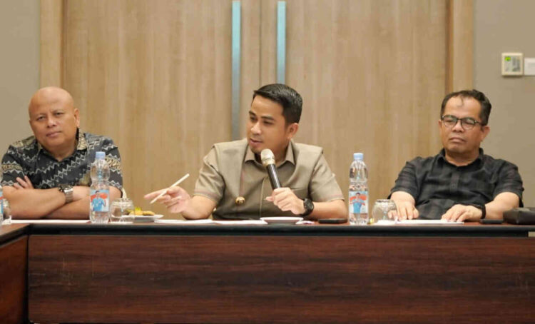 Wali Kota Solok Ramadhani Kirana Putra didampingi Sekda Desmon dan Direktur Perumda Pincuran Gadang Rabbi Luski, saat menanggapi sejumlah program kerja pada Rapat Pembahasan Rencana Kerja dan Anggaran Perusahaan (RKAP)  Perumda Air Minum Pincuran Gadang Tahun 2026 di ZHM Grand Zuri Padang, Jumat (21/11). DOK WANDI  MALIN