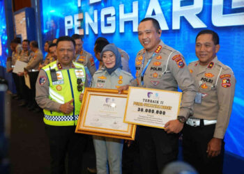 Ditlantas Polda Sumbar Borong Dua Penghargaan Nasional pada Anev Regident dan Pelayanan STNK di Bandung