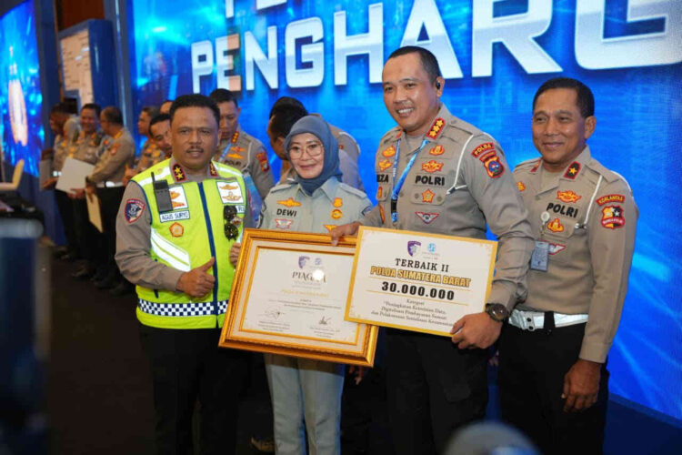 Ditlantas Polda Sumbar Borong Dua Penghargaan Nasional pada Anev Regident dan Pelayanan STNK di Bandung.  IST