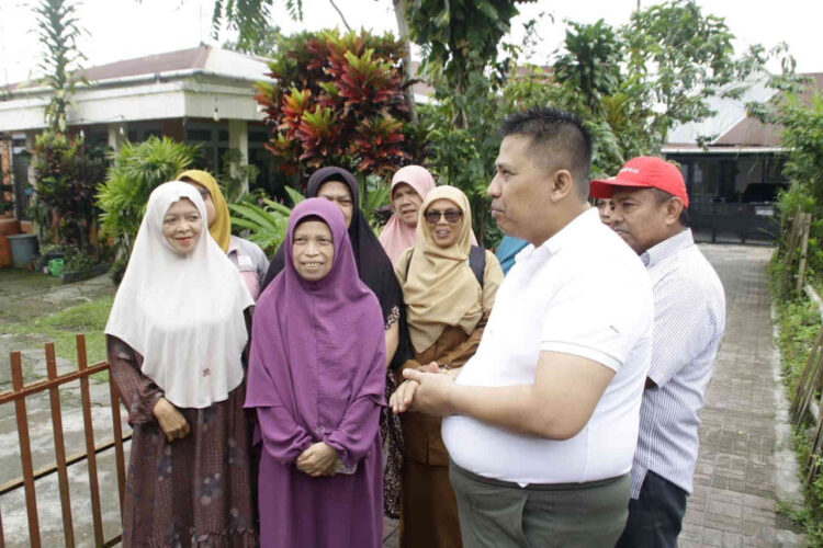 Wali Kota Padang Panjang Hendri Arnis saat menampung aspirasi dari pelaku tani dari kelompik Wanita Tani (KWT) Kelurahan Silaing Atas. APIZ RAJO ALAM