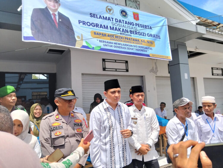 Anggota DPR RI, Ade Rezki Pratama bersama Badan Gizi Nasional (BGN) menggelar sosialisasi Program Makan Bergizi Gratis (MBG) di Nagari Sungai Batang, Kecamatan Tanjung Raya, Jumat (31/10). IST