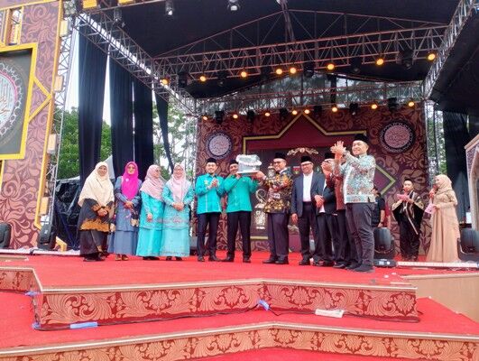 1.	Penyerahan tropi juara umum MTQN ke-41 oleh Sekdaprov Sumbar kepada Bupati Lima Puluh Kota