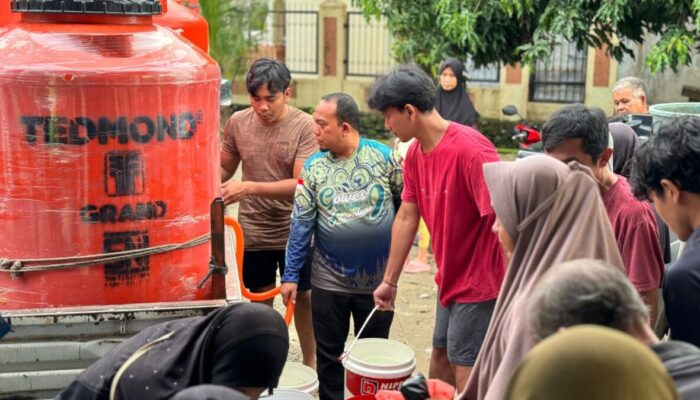 DPRD Padang Beri Bantuan Air Bersih untuk Warga Terdampak Bencana