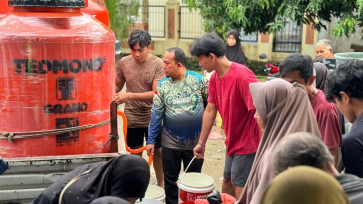 1.	Ketua DPRD Kota Padang, Muharlion, melakukan peninjauan distribusi tangki dan tedmon kepada warga. IST