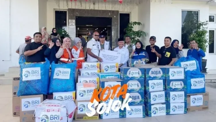 Bank Rakyat Indonesia (BRI) Cabang Solok yang dipimpin Fajar Masruri ikut menunjukkan kepedulian terhadap masyarakat yang terdampak banjir dan longsor di wilayah tersebut. DOK AFRIANITA