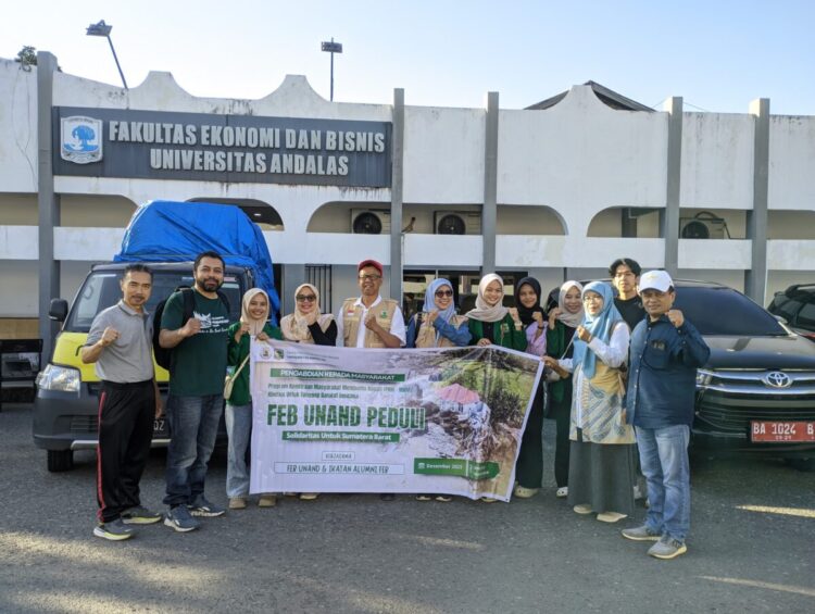 Keberangkatan rombongan pada kegiatan FEB UNAND Peduli