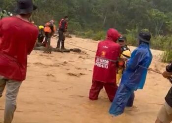 Banjir Kembali Terjadi, Wakil Ketua DPRD Sumbar Evi Yandri Terjun Langsung Evakuasi Puluhan Warga Batu Busuk