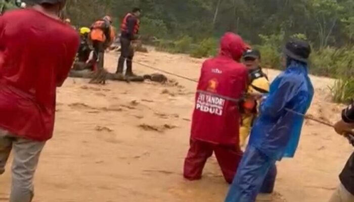 Banjir Kembali Terjadi, Wakil Ketua DPRD Sumbar Evi Yandri Terjun Langsung Evakuasi Puluhan Warga Batu Busuk