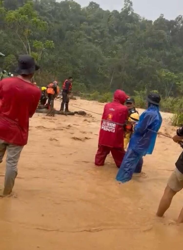 Wakil Ketua DPRD Sumbar, Evi Yandri Rajo Budiman bersama dengan Tim SAR Kota Padang dan TRC Semen Padang mengevakuasi warga Batu Busuk, Kota Padang yang terjebak banjir. IST