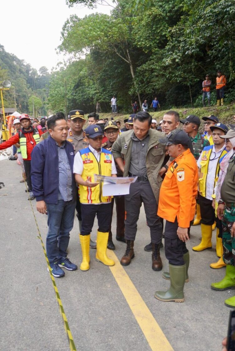 Ketua Komisi IV DPRD Sumbar, Doni Harsiva Yandra saat mendampingi Menteri Koordinator (Menko) Bidang Infrastruktur dan Pembangunan Kewilayahan, Agus Harimurti Yudhoyono meninjau jalan Lembah Anai yang terputus akibat diterjang banjir bandang. LENI