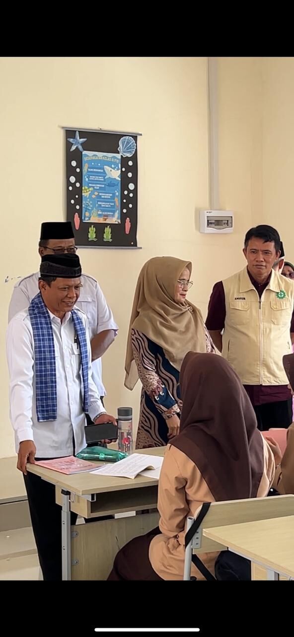Ridwan Dt. Tumbijo Serahkan Bantuan Sarana Prasarana untuk SMAN 2 Lubuk Basung. IST
