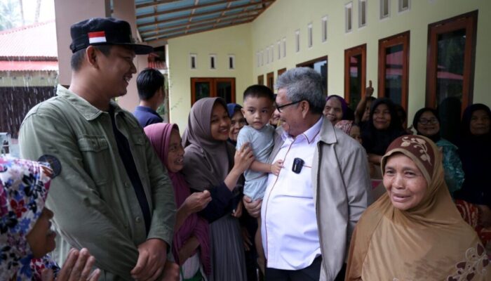 Ketua DPRD Sumbar Muhidi Beri Bantuan untuk Korban Banjir Pariaman
