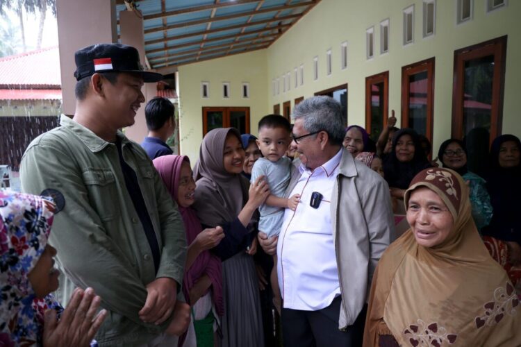 Ketua DPRD Sumbar, Muhidi meninjau lokasi banjir di Pariaman dan menyerahkan bantuan, Rabu (10/12). IST