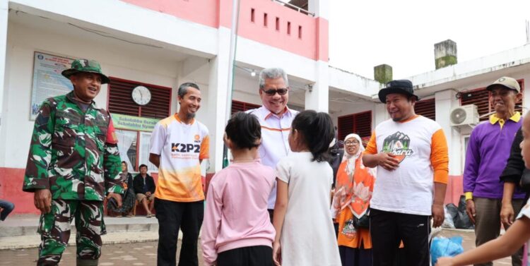 Ketua DPRD Provinsi Sumatera Barat (Sumbar), Muhidi, meninjau posko pengungsian korban banjir bandang di SDN 02 Cupak Tangah, Minggu (30/11). IST